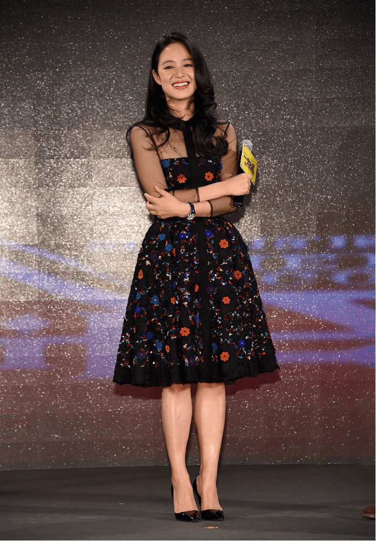姜文29岁混血女儿原来是她,不光素颜干净清秀,连后妈都被她秒杀_周韵