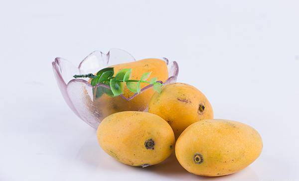 夏天常见的"湿热果",平时要少吃_水果_芒果_时候