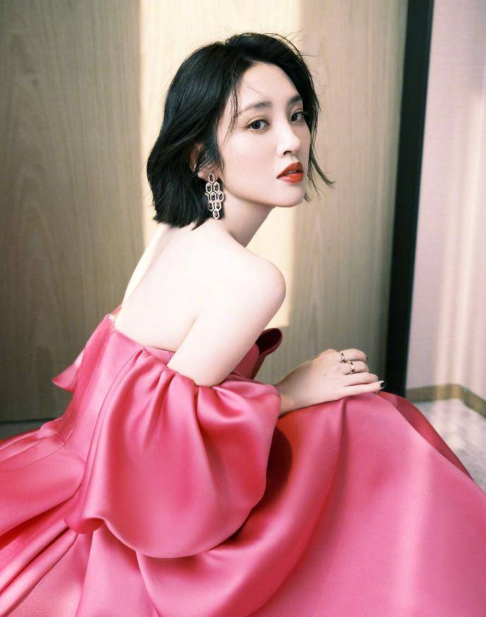 辣妈唐艺昕晒时尚大片,粉色抹身材裙秀事业线,结婚生女后颜值提升