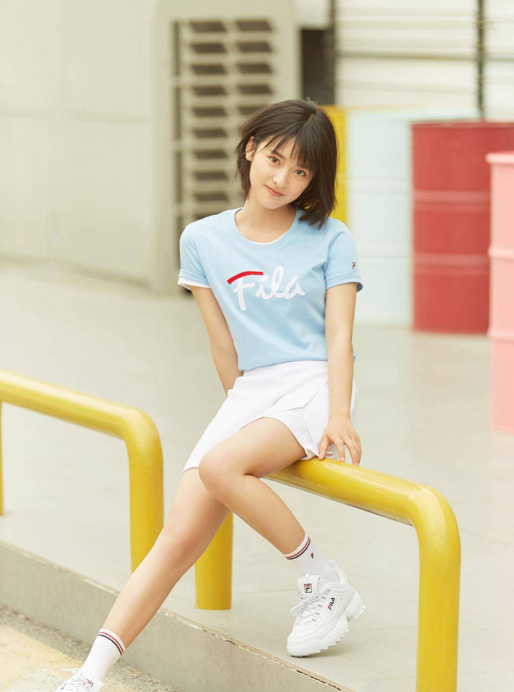 沈月更新私服动态,白色印字卫衣加超短裤,青春少女范儿_造型_黑色