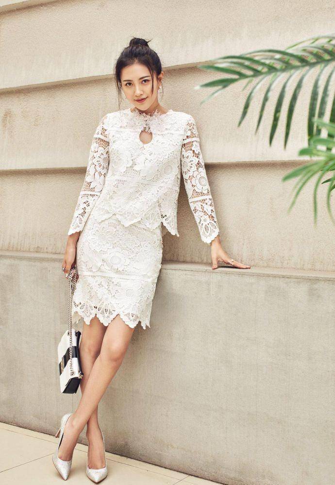 包文婧被宠成公主,穿毛衣裙清新可爱,下摆流苏却让人想剪一刀_节目_包