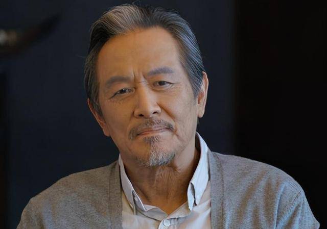 而男主勖存姿的扮演者张国柱,已经七十岁高龄,年龄感太重,像是恋爱