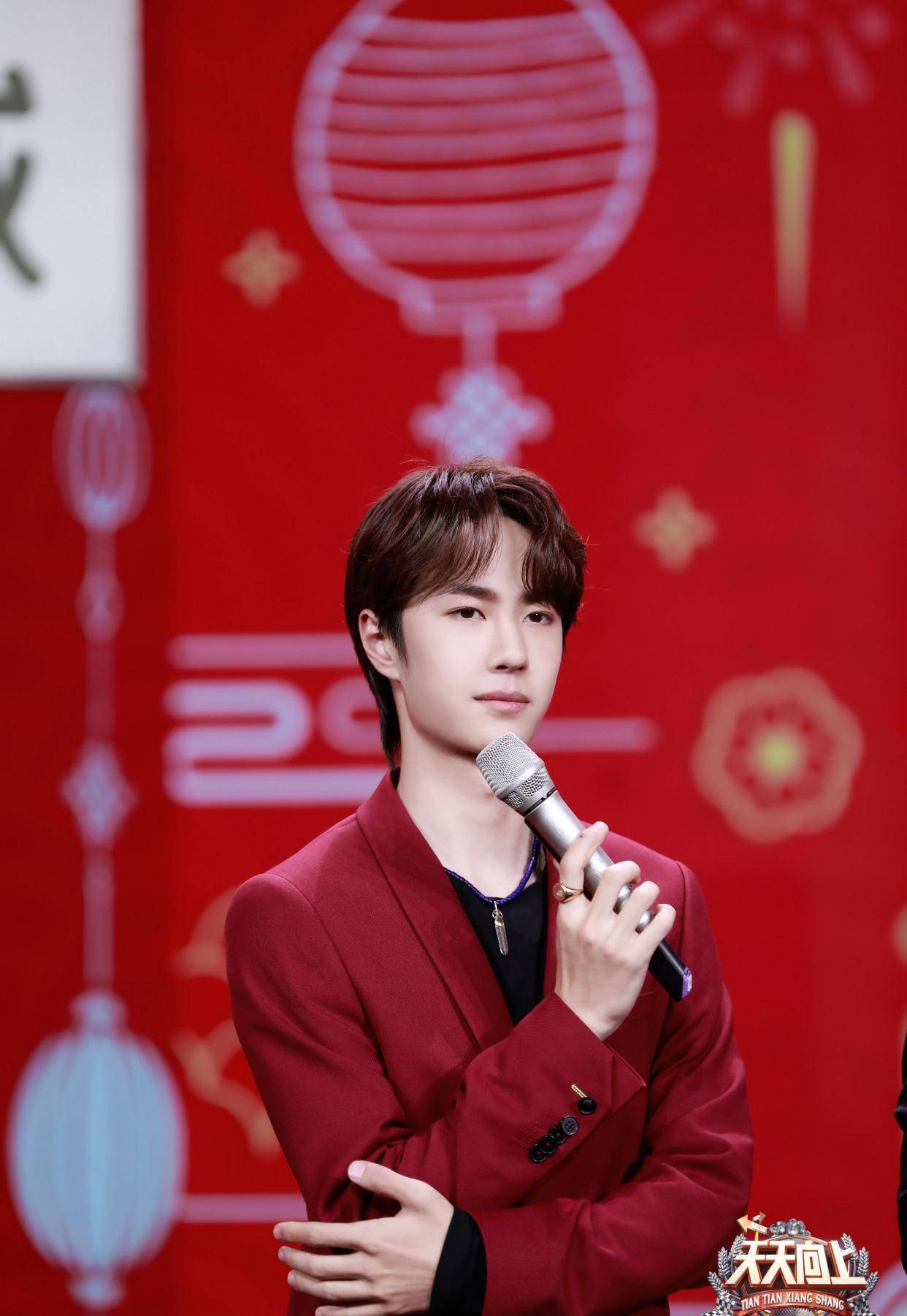 王一博又解锁新技能了:抖空竹,剑舞_高天鹤_大张伟_姑娘