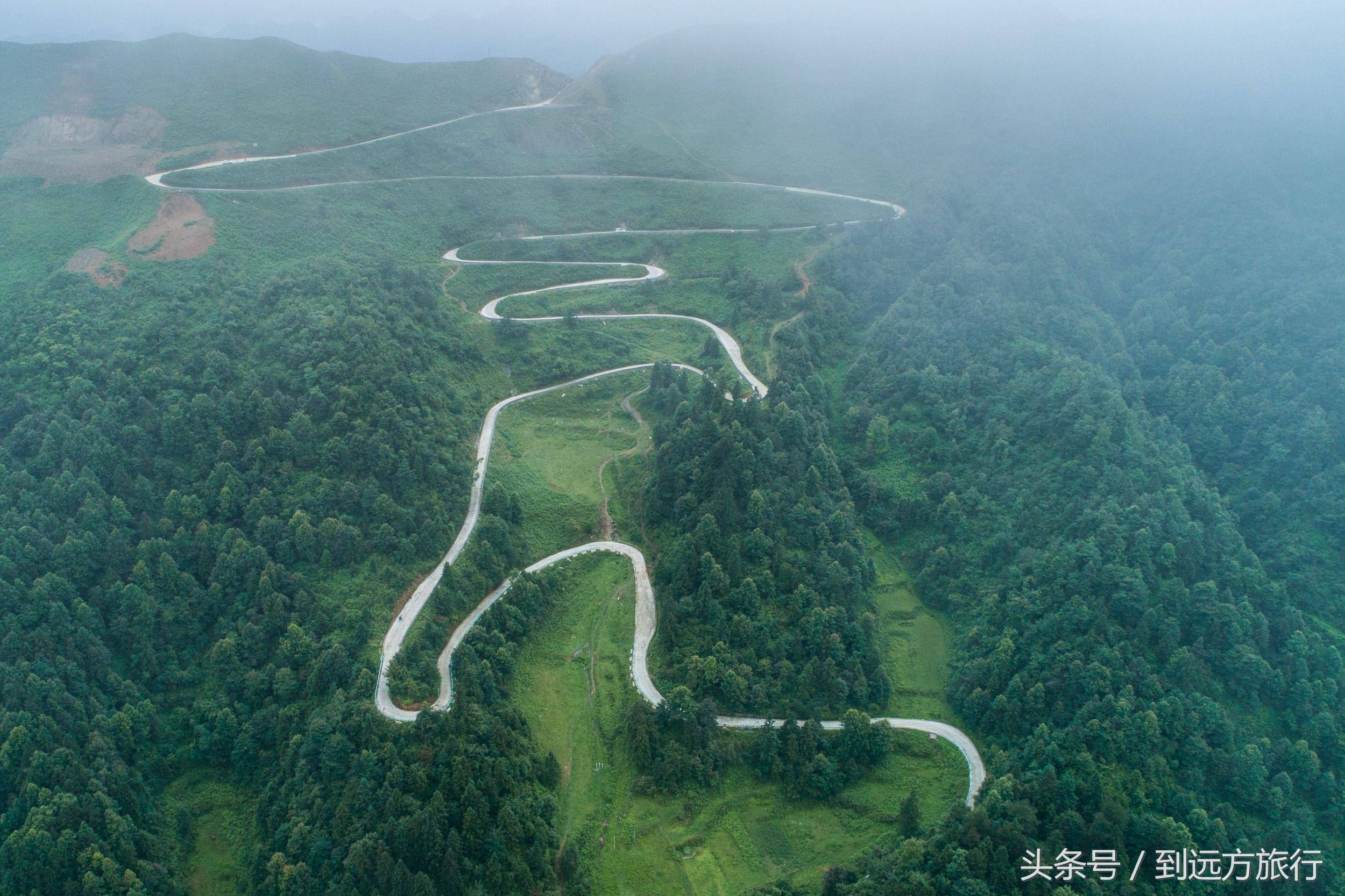 當我們航拍貴州的山脈時,我們發現了貴州一條神奇的山路.