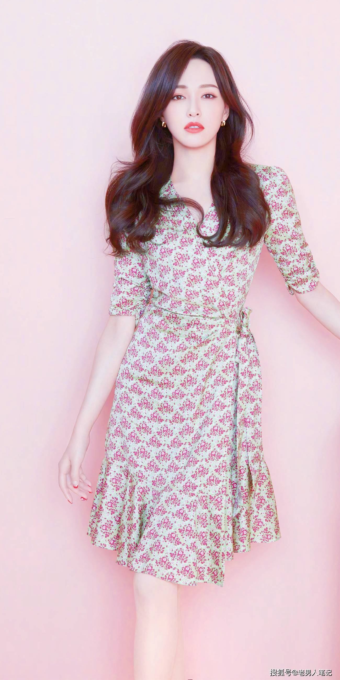 唐嫣碎花裙造型随拍,时尚俏丽浅笑轻柔,三月限定美人画报请接收