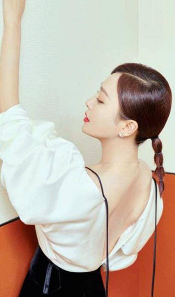 秦岚一袭黑白拼色露肩裙搭红唇,女人味十足,40岁美的惊艳_身材_气质