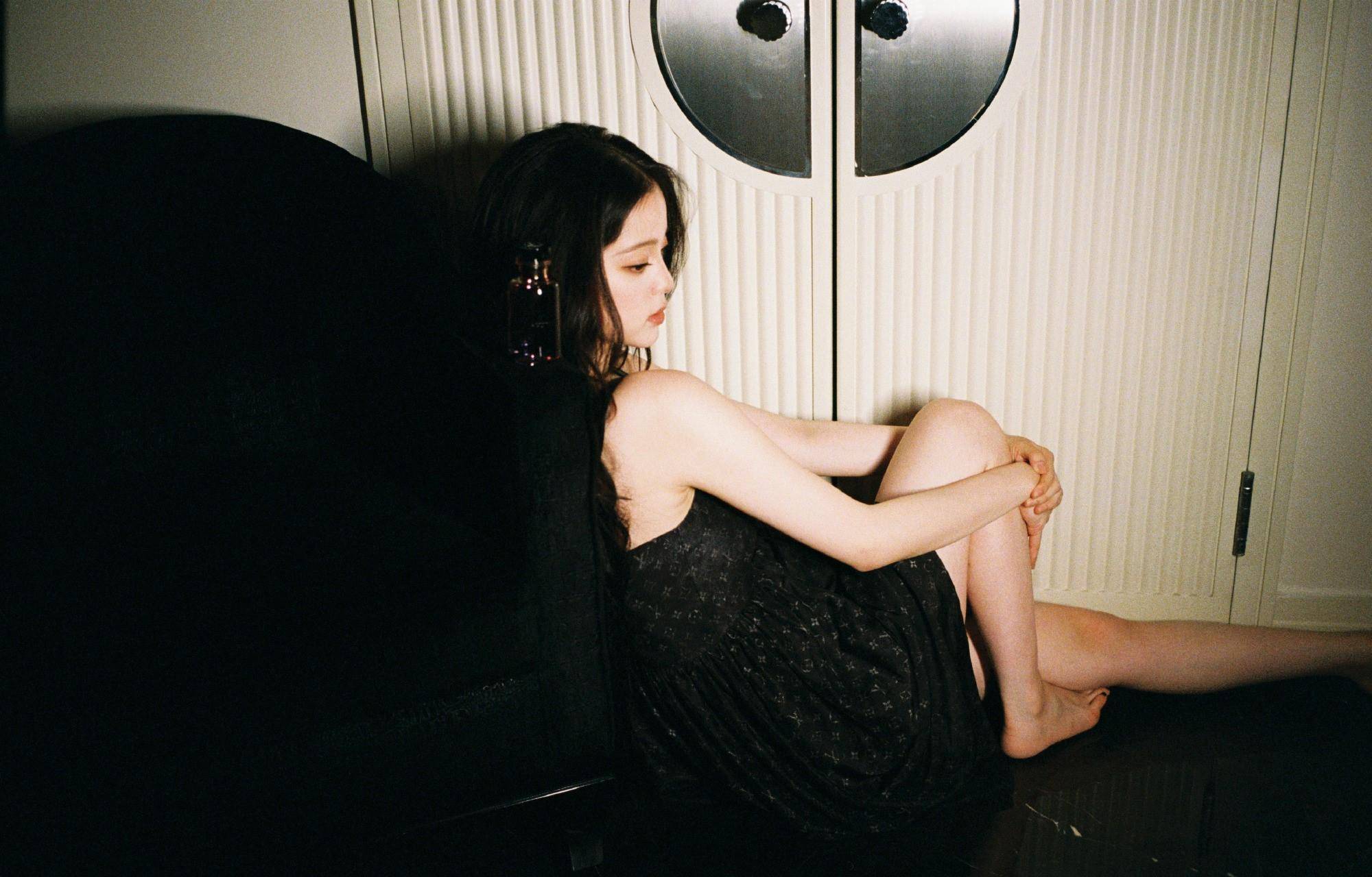 黑色吊带裙纯欲风满满,白色风格好清纯_娜比_氛围_少女