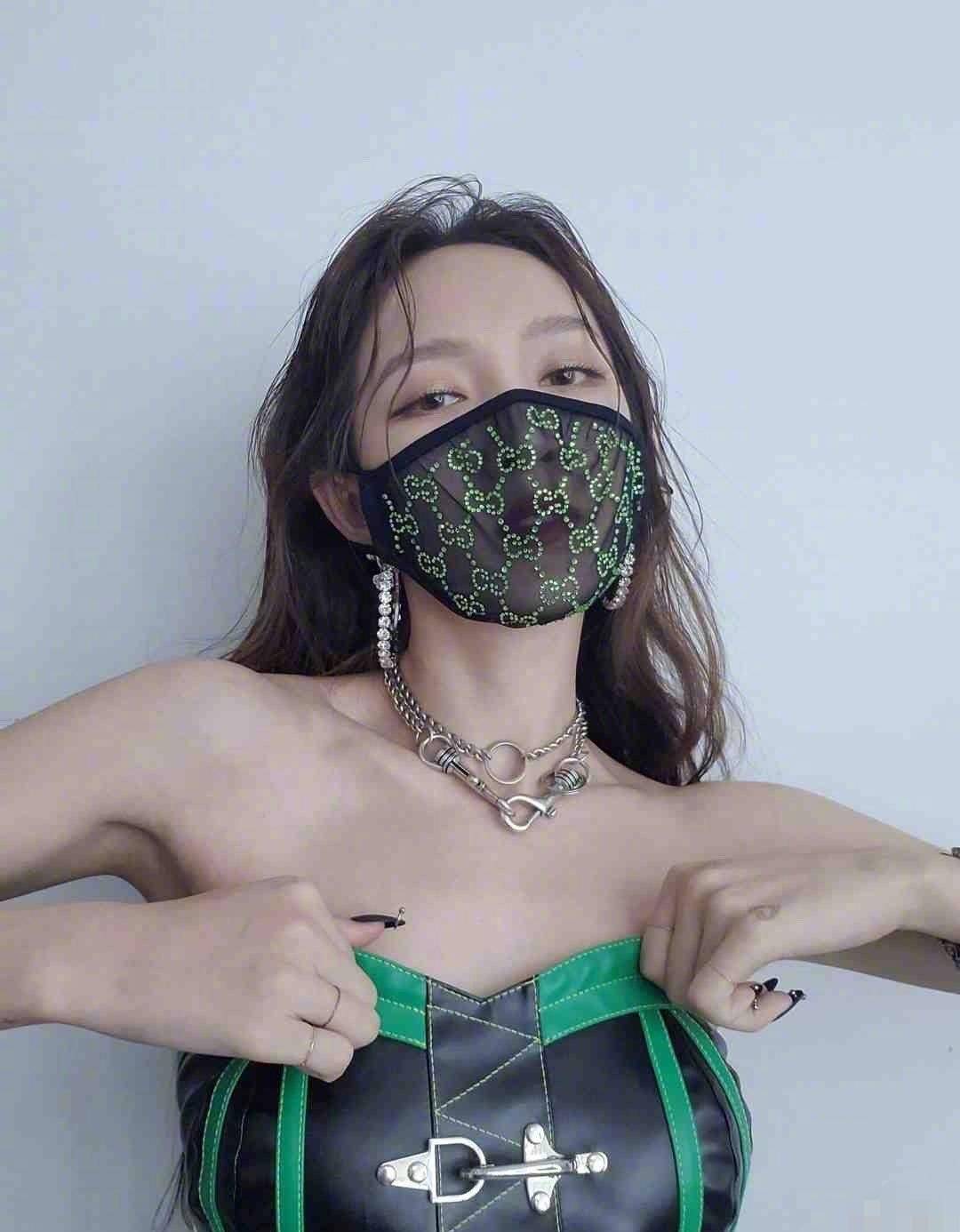 孟佳晒新歌封面,半裸上身,纤细时尚,不愧是小野马泫雅的闺蜜!
