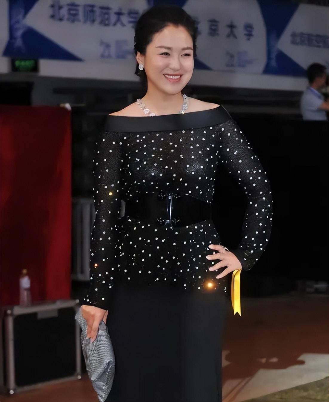 沈傲君不惧发福,穿薄纱上衣丰满有女人味,比排骨女星好看太多_身材