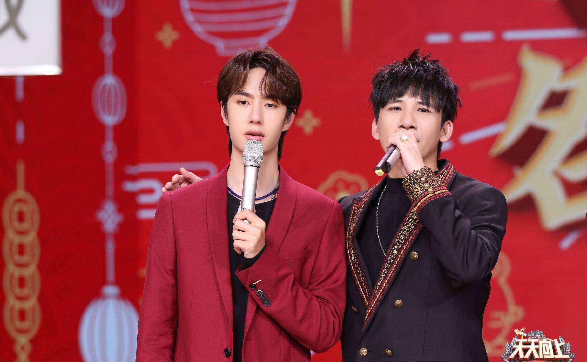 王一博又解锁新技能了:抖空竹,剑舞_高天鹤_大张伟_姑娘