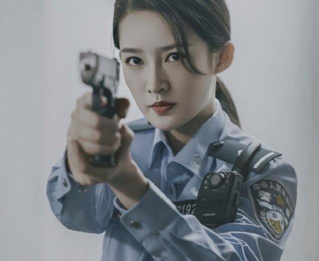 有一种整容叫李沁穿警服,绝对是最美的警花,网友:当警察去吧