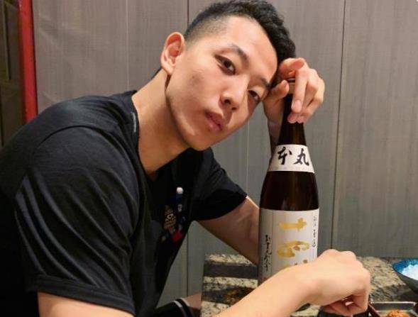 上肘子了,吉林琼斯肘击孙铭徽,双双吃违体犯规,闫军又被喊黑哨_比赛