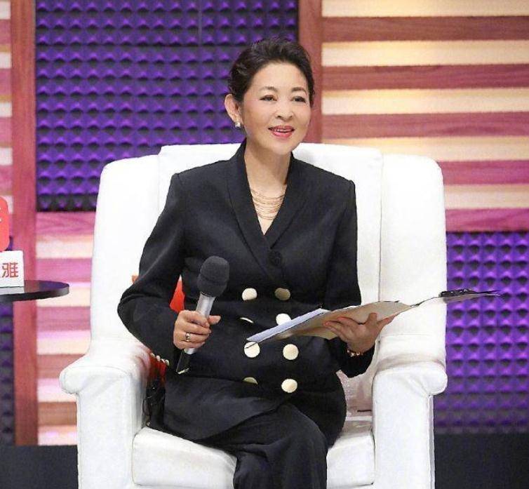 60岁倪萍越活越年轻,成功瘦身后穿西装减龄20岁,气质开挂更_身材_黑色
