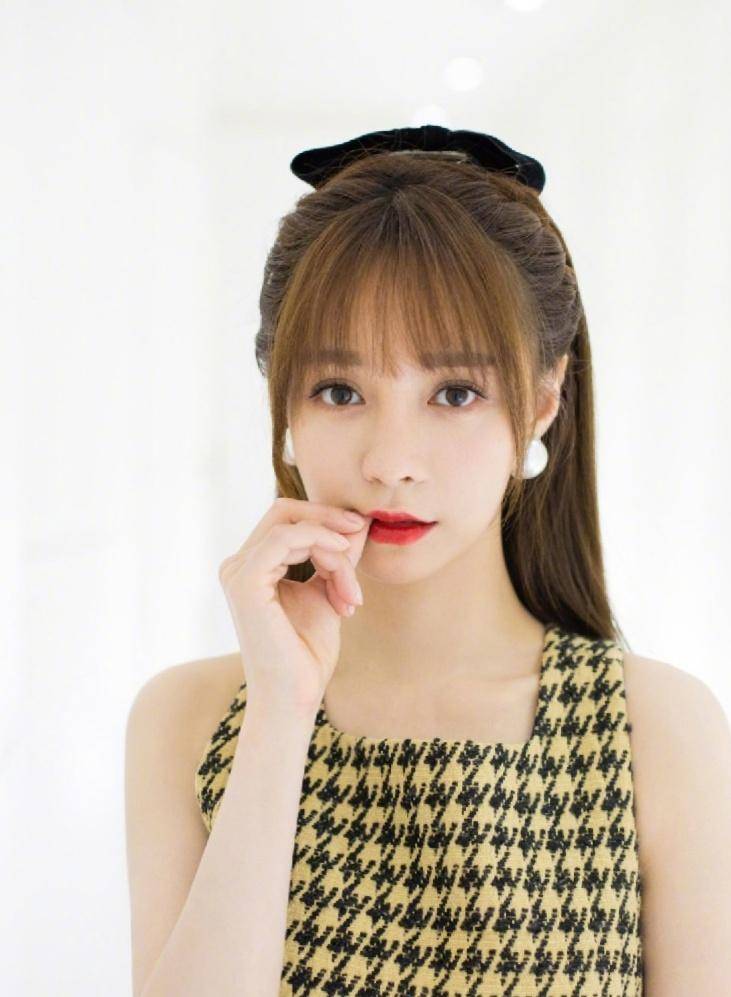 沈梦辰真少女,穿格子裙俏皮可爱,高马尾活力满满_节目_娱乐_线条