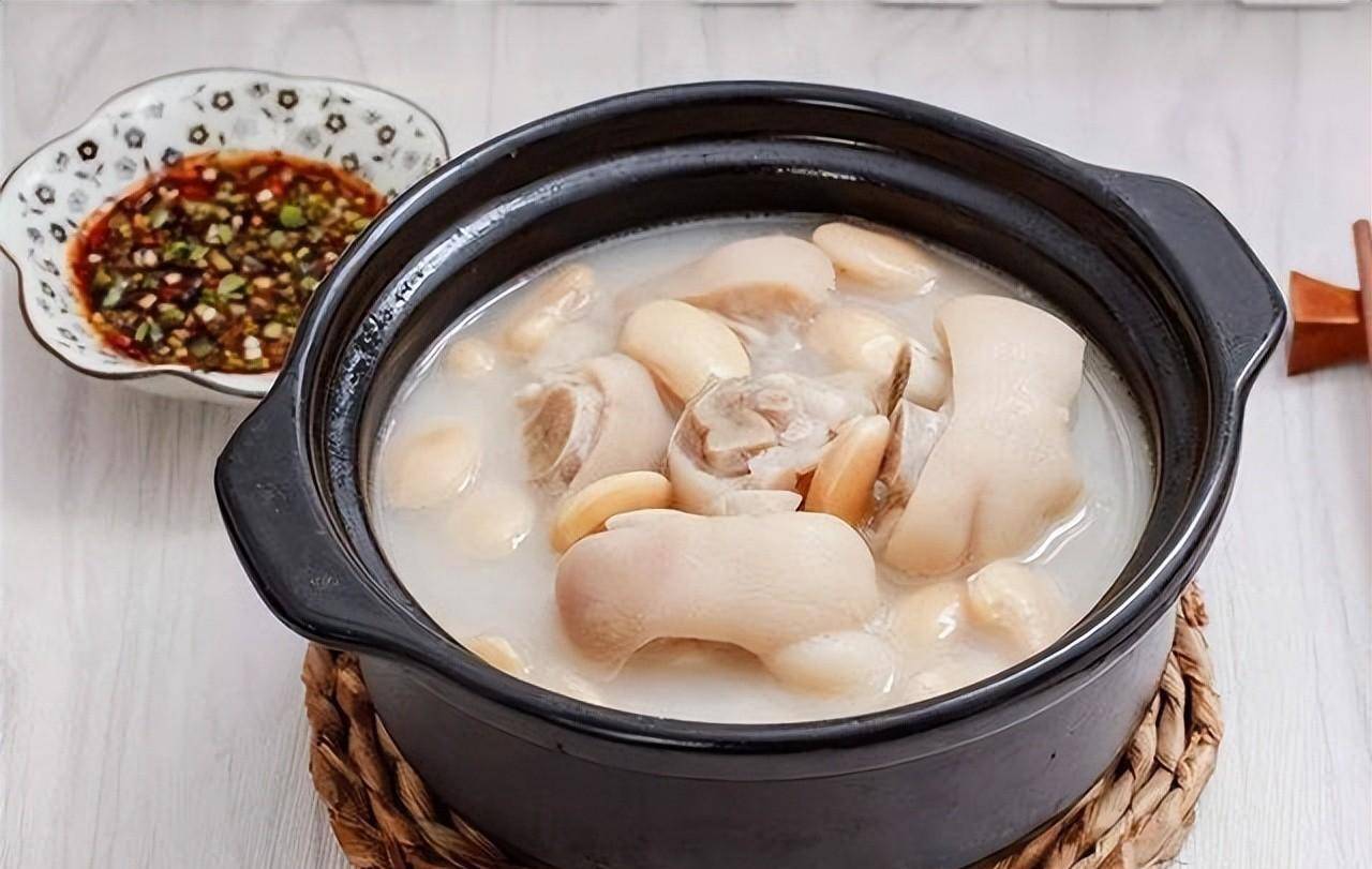 炖了一下午奶白奶白的蹄花汤配上白芸豆,软烂q弹,入口即化的蹄花,芸豆