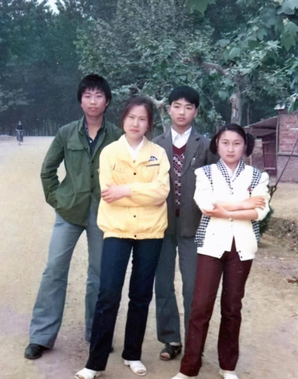 可以清楚地看出图片右二就是小时候的刘强东,目测当时的刘强东也就不