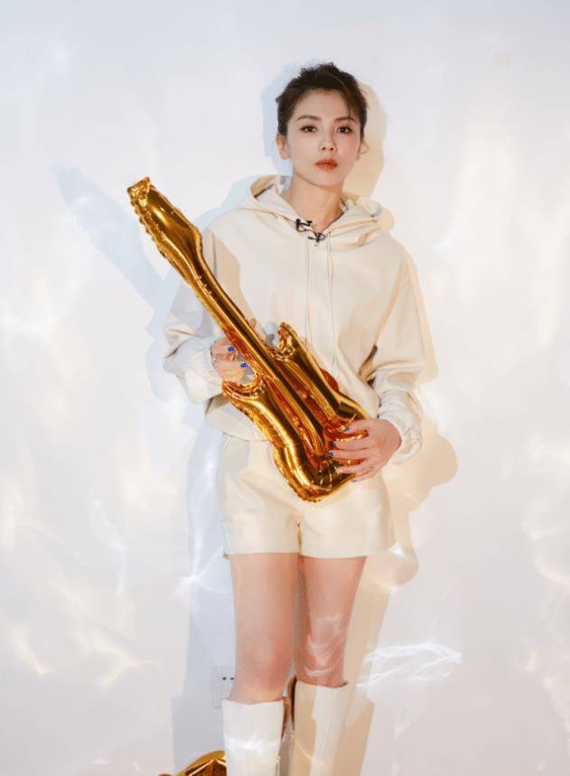 刘涛穿运动装比穿礼服还美,白色卫衣配短裤,扎丸子头显瘦又显嫩_显得