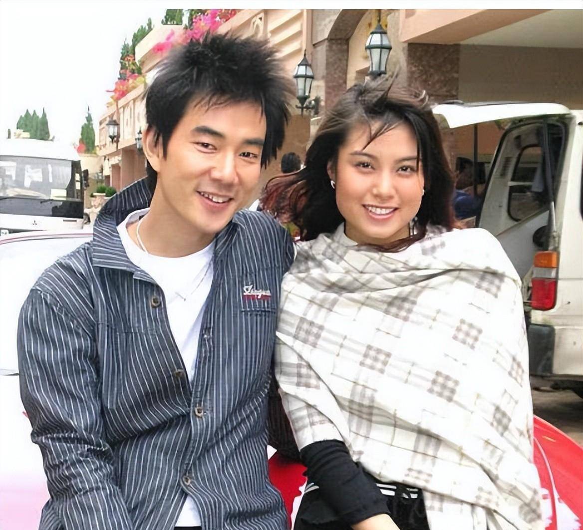 任贤齐携妻罕露面,女方貌丑不嫌弃,十指相扣宛如初恋,恩爱依旧_首歌