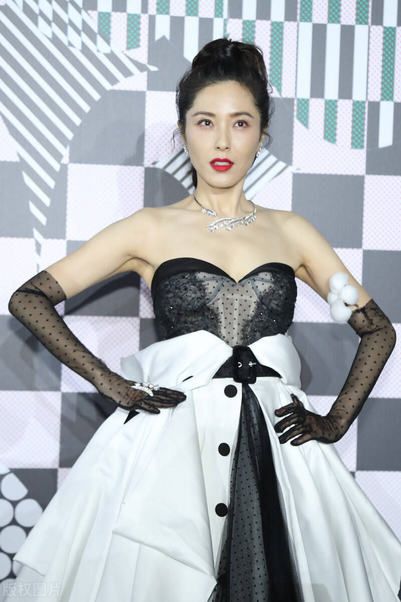 曾黎身材真不错,穿睡裙拍写真性感妩媚,不愧是"中戏第一美人"_风格