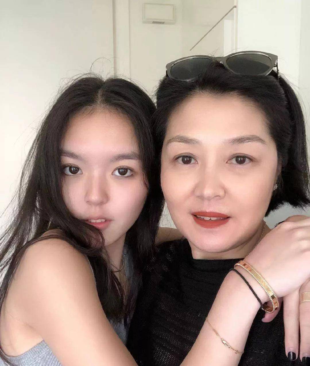 哈文晒女儿近照,法图麦穿超短裤秀美腿, 被赞申请大学云淡风轻_黑色