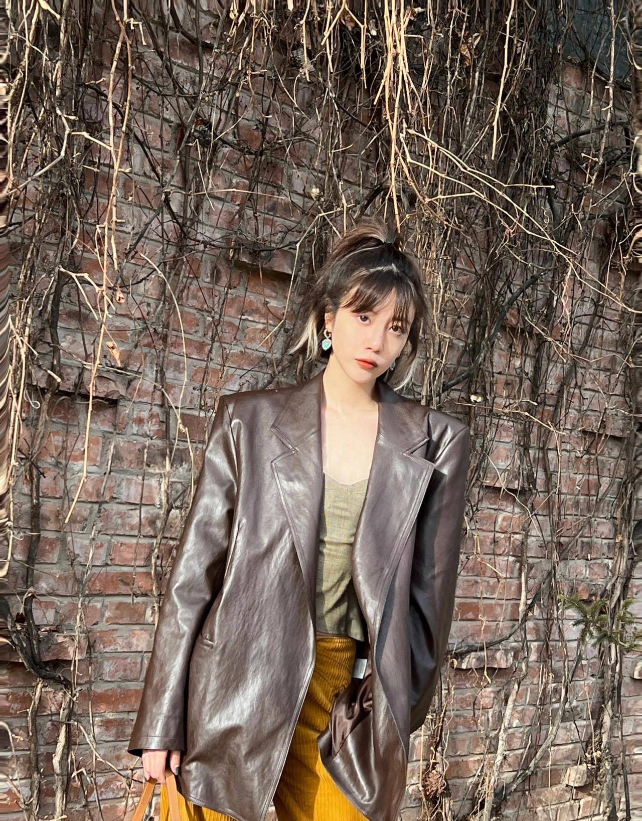 李溪芮真的绝,皮衣 灯芯绒长裤洒脱又帅气,夕阳氛围不要太美_女性