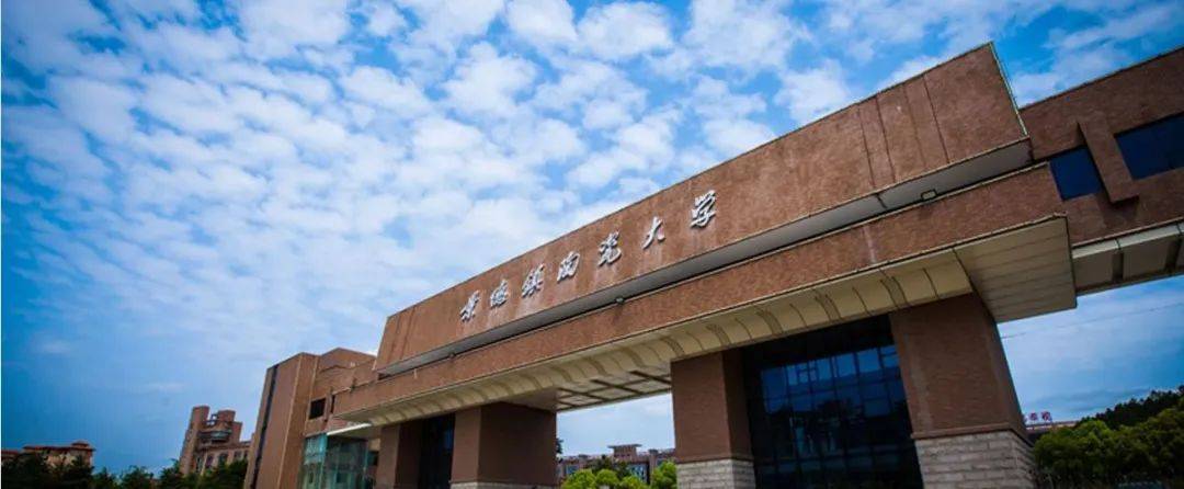 建议考生在考试当日提前60分钟到校,从景德镇陶瓷大学(湘湖校区)正