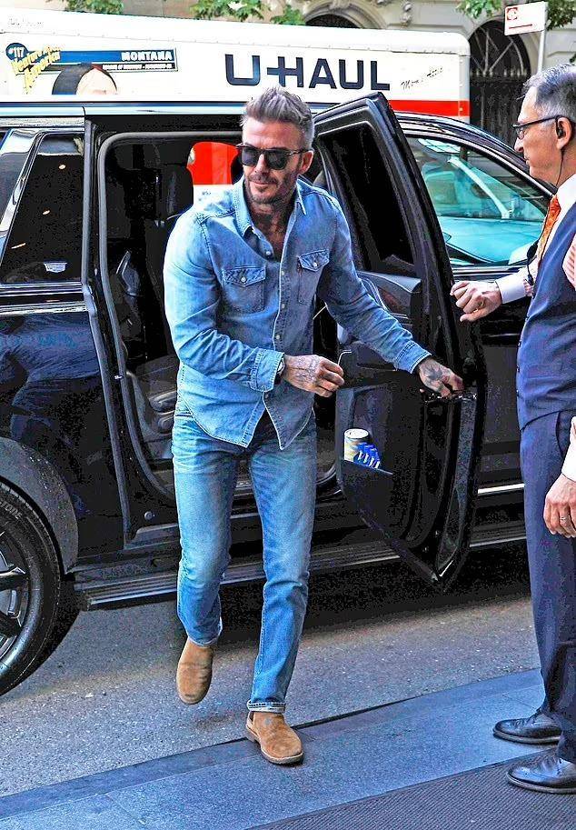 另外,贝克汉姆又和妻子穿"情侣装"了,之前贝克汉姆还骑摩托车,载着