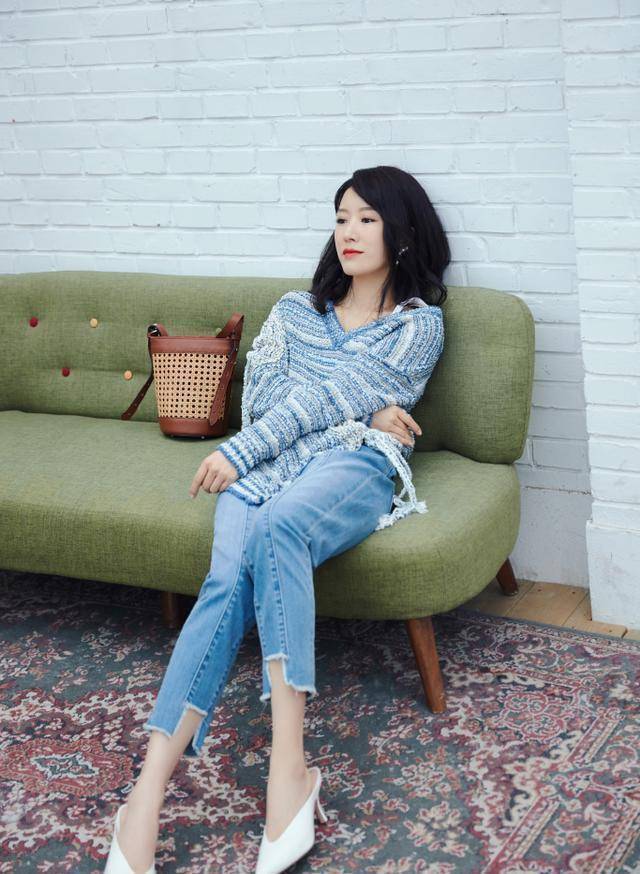 李念拍写真,穿红衣加空气刘海甜美优雅,穿牛仔连体裤又帅又大气_气质