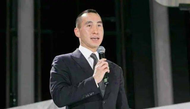 何猷龙捧着父亲遗像,何猷君痛哭,二太蓝琼缨身体不适提前离开_葬礼_何