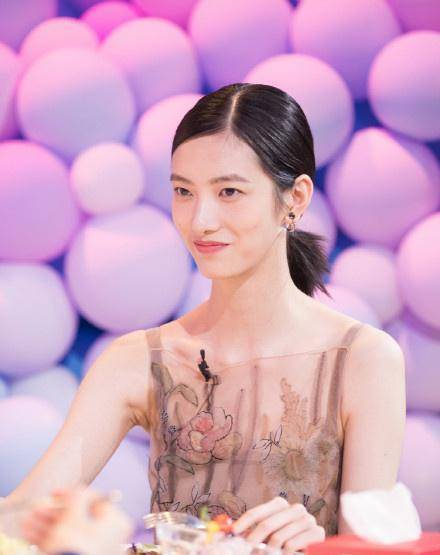 项偞婧刺绣长裙现身,179cm身高这气质绝了_黑色_裙子_感觉