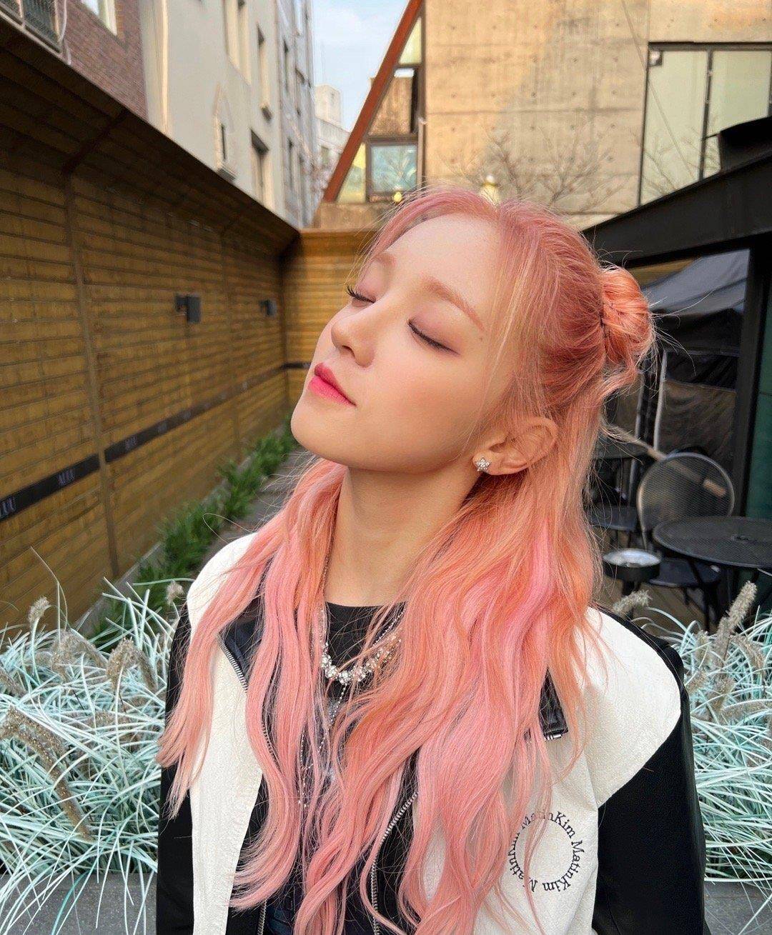 宋雨琦粉色丸子头组图,这次回归真的太绝了!_超越_羊毛_造型