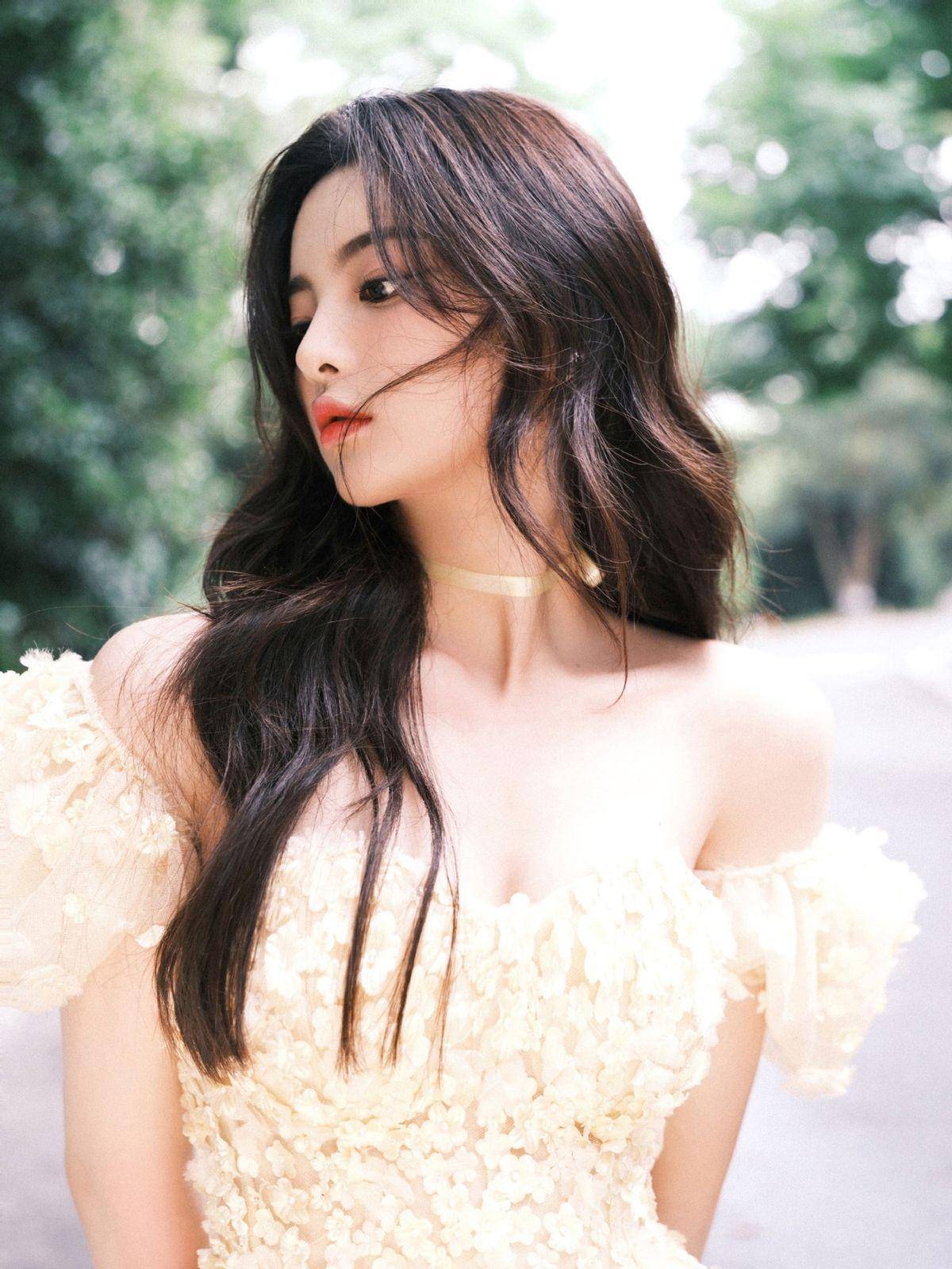 第一步:注意仪态耐看型美女在真正的美女面前是没有什么竞争力的,毕竟