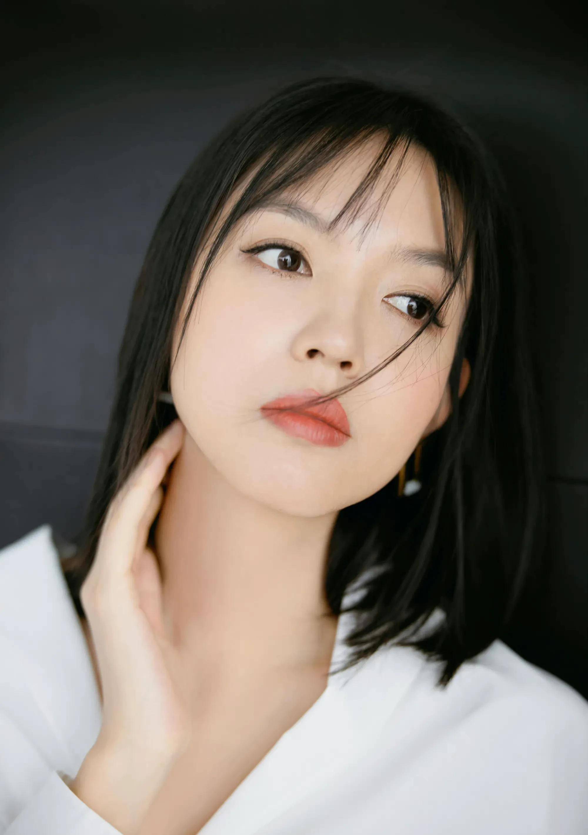 张梓琳直播露面,颜值状态虽然依旧,但五官略显奇怪_长相_感觉_明星