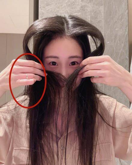 张碧晨罕见秀恩爱,无名指戒指引人注目,网友:两人的定情信物?