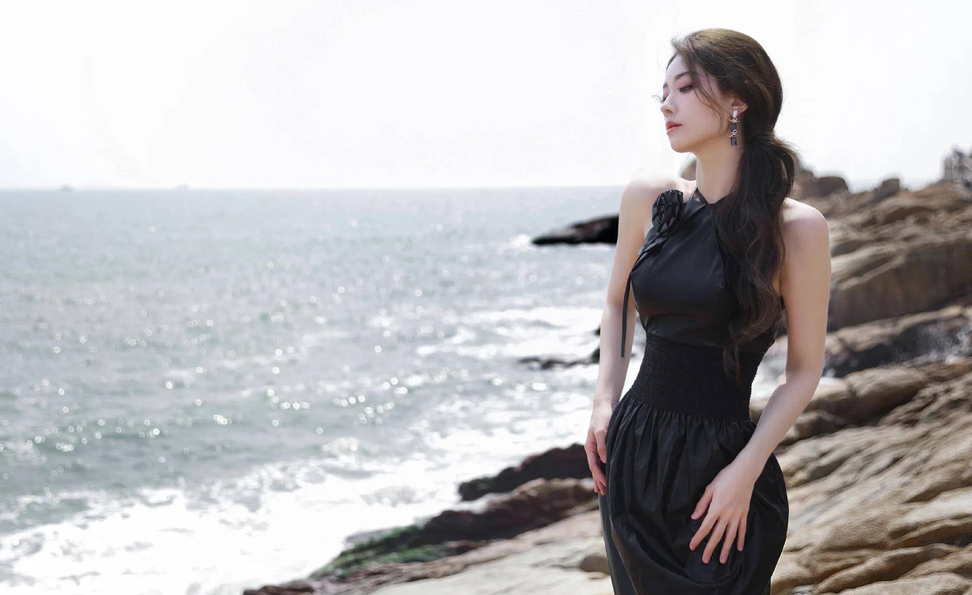 喻言穿黑色玫瑰皮裙漫步海边 千娇百媚 魅惑撩人_礁石_眼神_造型