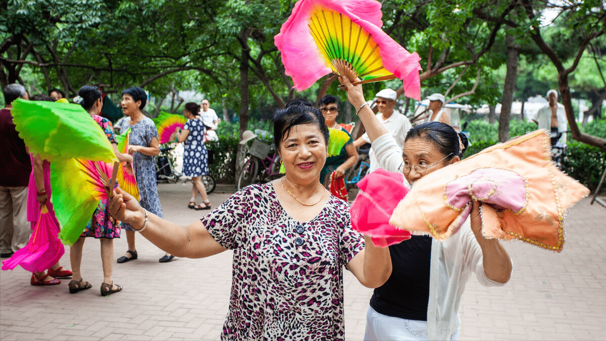 77岁老人:跳广场舞,居然被小12岁单身女人疯狂追求,太可怕了_人家