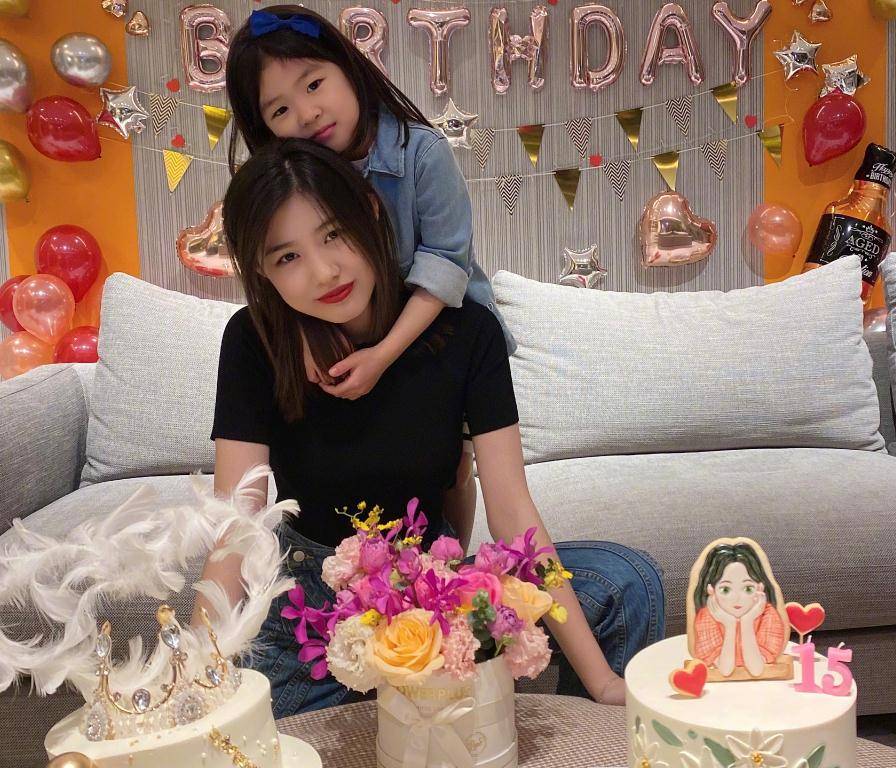 章子怡为15岁大女儿庆生,妆容打扮太时尚,网友:确定不是25岁?