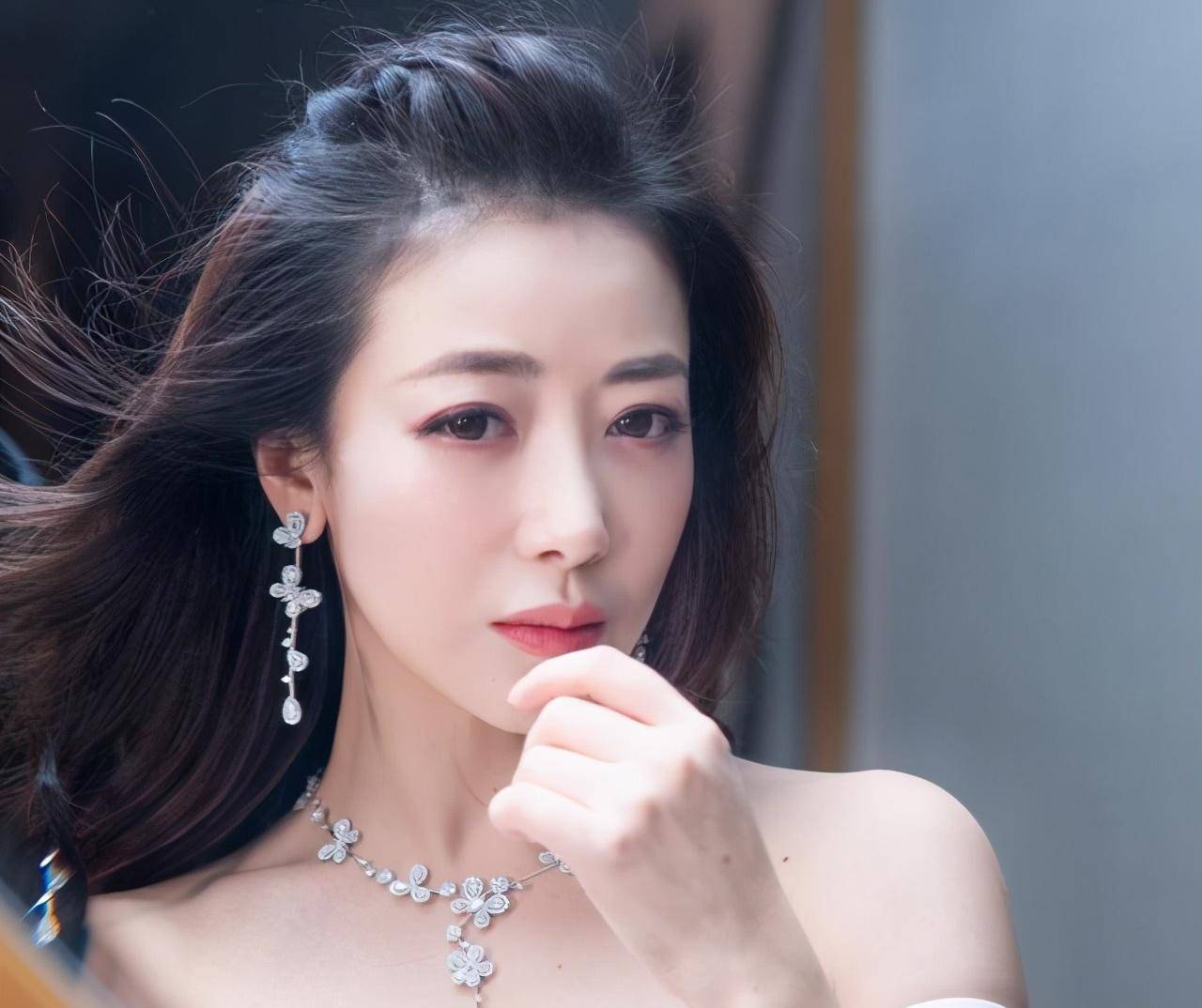 陈紫函的老公也是一名演员,名叫戴向宇,84年出生,今年36岁,比陈紫函