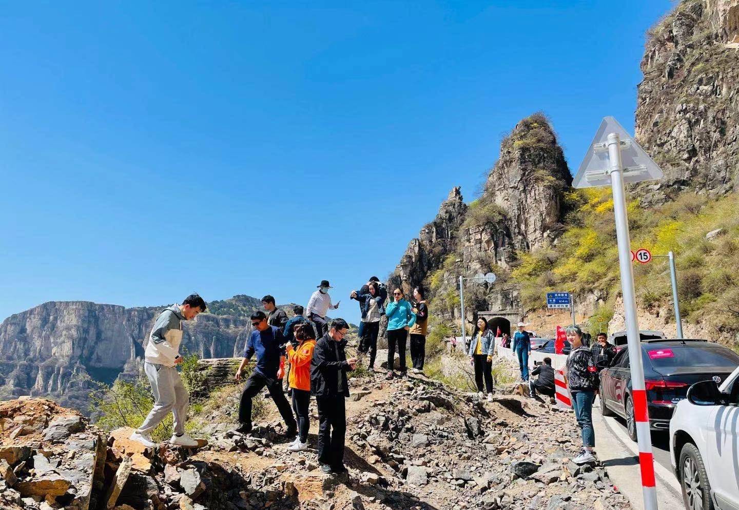 郑州驴友团自驾花壶公路,徒步太行之巅小西天游览千年古寺金灯寺_前往