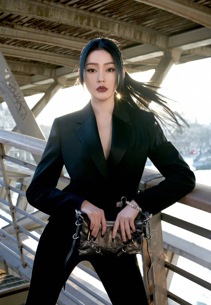 张天爱穿真空西装秀身材 浓颜眼妆又美又飒气场强_颜能_时装周_写真