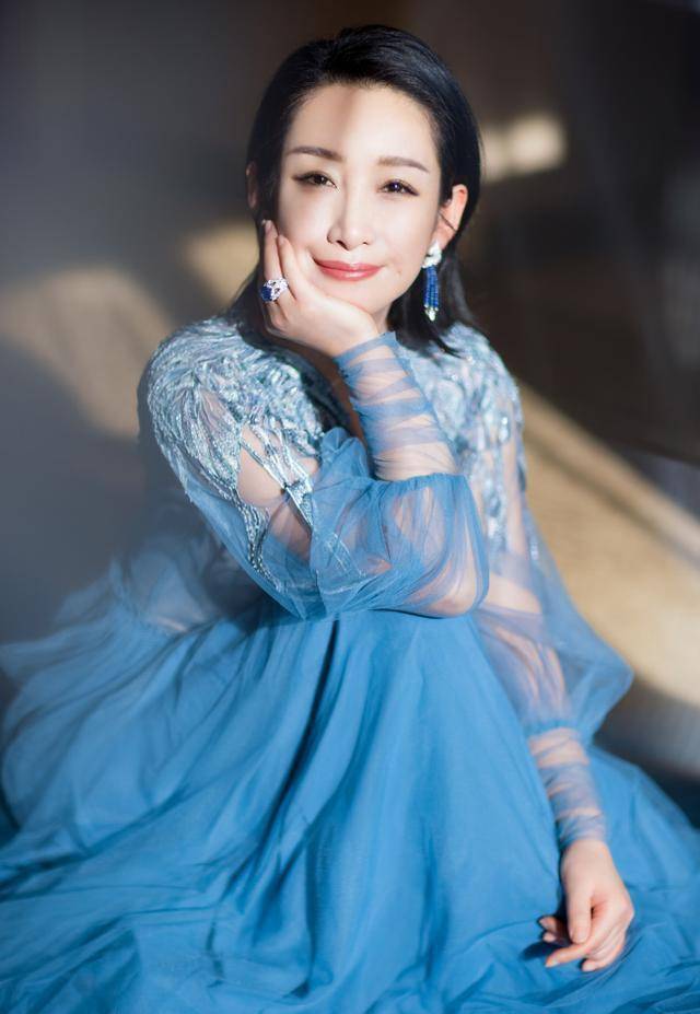 "最丑金马影后"秦海璐,如今愈发优雅大气,42岁美得刚刚好_女性_气质