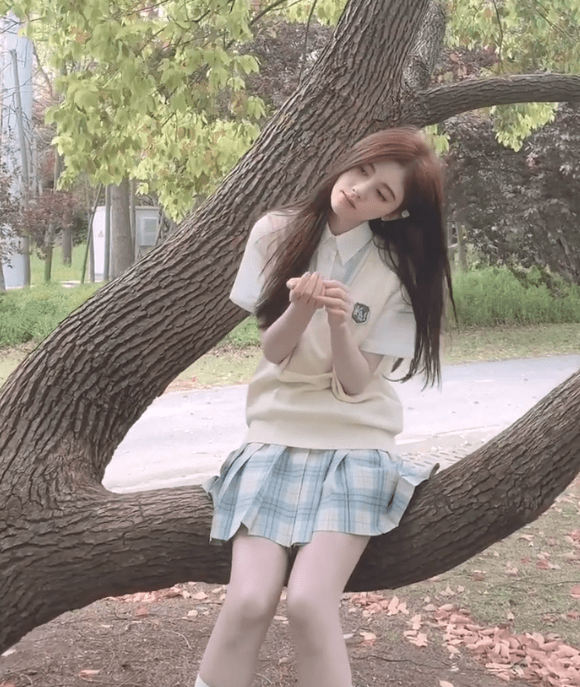 鞠婧祎穿校服裙,看到她坐树上拍照的坐姿,实在是太文艺了_大树_百褶裙