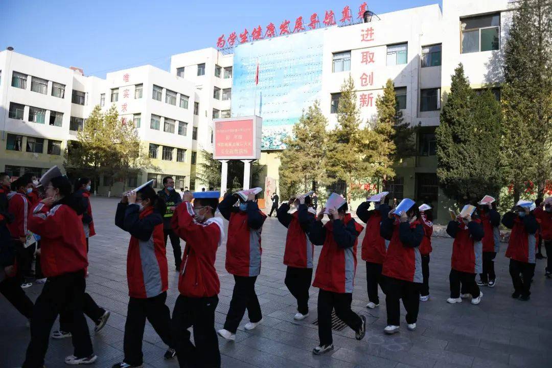 忻州师范学院附属外国语中学初一年级举行地震避险和火灾应急疏散演练
