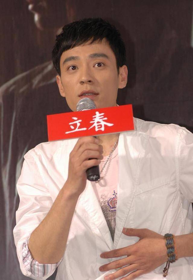 39岁李光洁晋级当爸，怀抱婴儿小心呵护