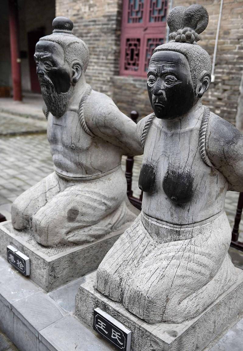 岳王庙因为秦桧夫妇的跪像吸引了不少游客,雕像上面挂着禁止吐痰的