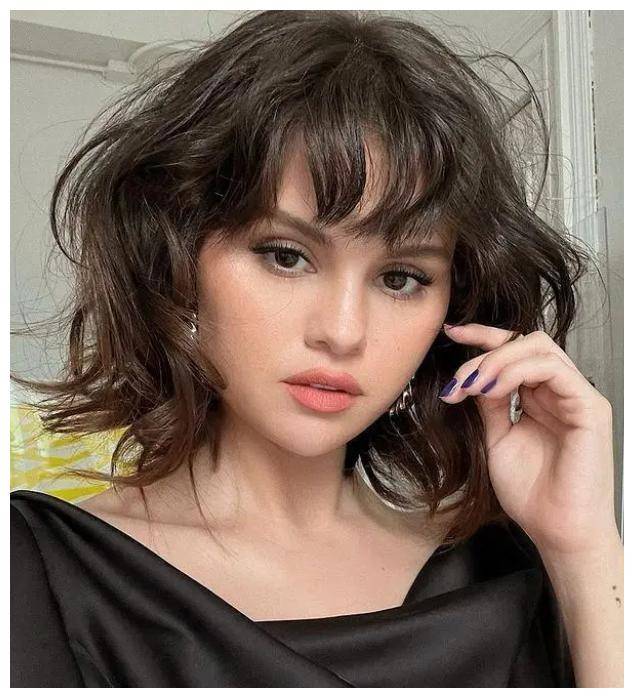 海莉晒庆生照,比伯却取关她,海莉一直模仿前任赛琳娜,心累吗?