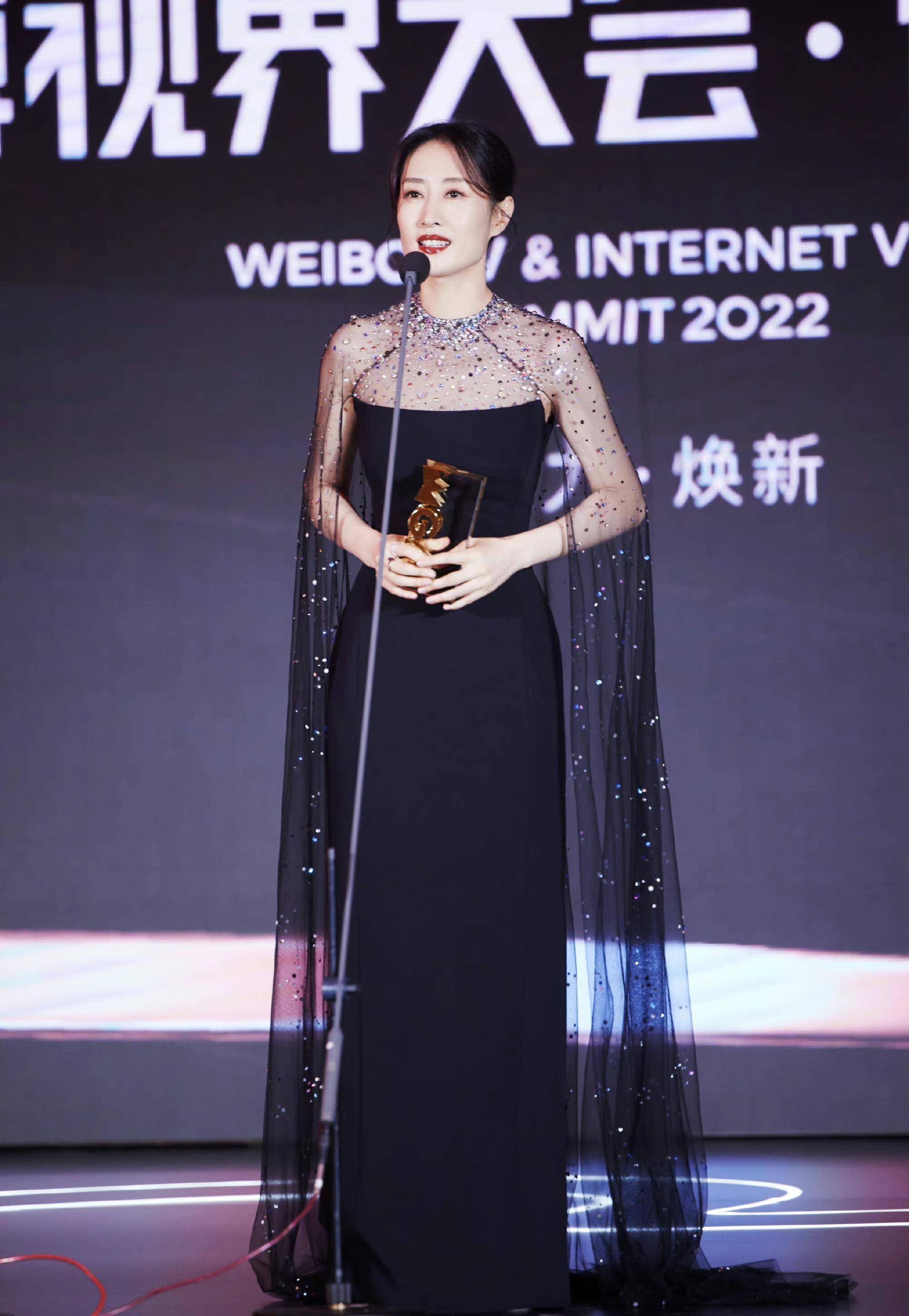 刘敏涛亮相微博视界大会,一袭薄纱斗篷黑裙,美得优雅大气_造型_气质