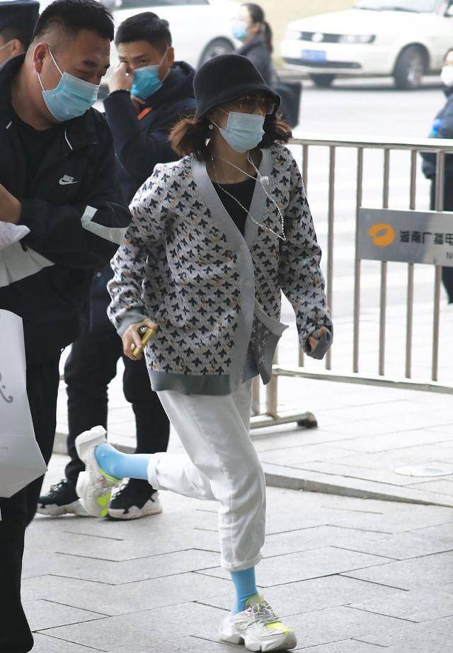 章子怡穿衣有一套,灰针织衫配白裤显低调,但"袜子"搭的好醒目_造型