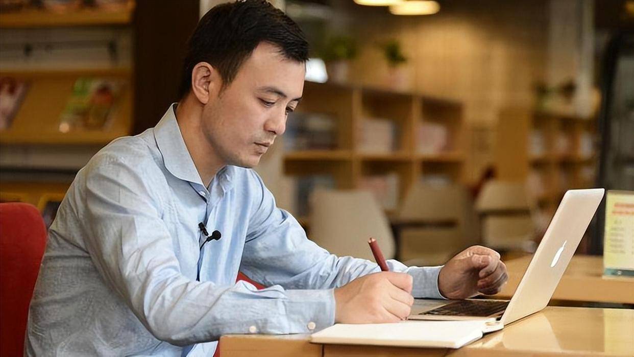 华南师范大学附中教师梁鹏离去,生命停止在31岁,让人感到惋惜_孩子