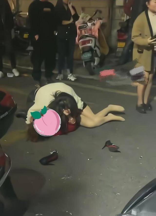 两名女子街头互殴,抓脸薅头发,知情人:是原配在教训小三_男人_女人